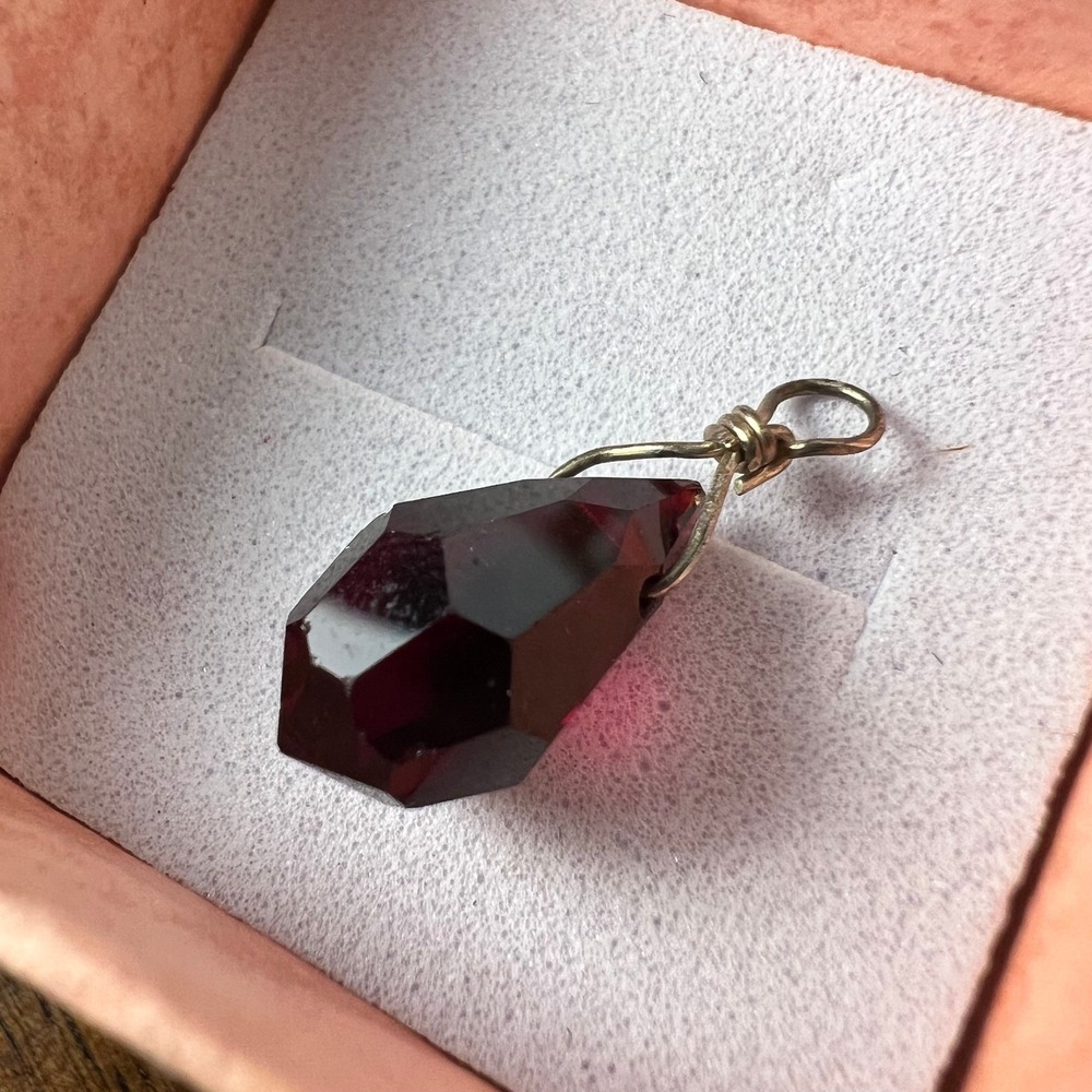 ☘️5/$25 Red Glass Teardrop Pendant January Birthstone Garnet Color Faceted Charm